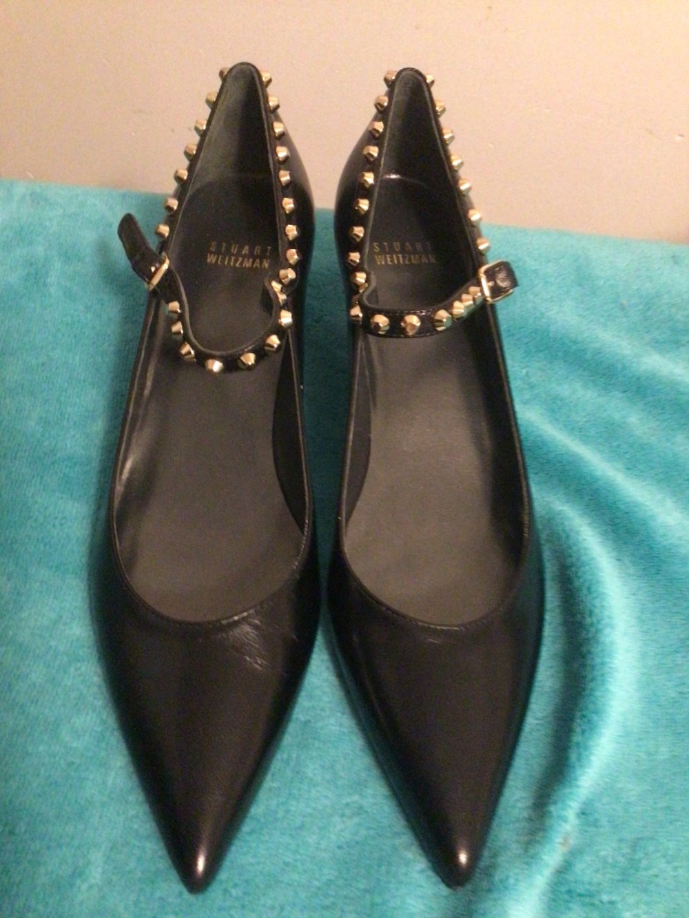 Stuart Weitzman kitty heel with metal stud accent Mary Jane’s shoes SZ 9